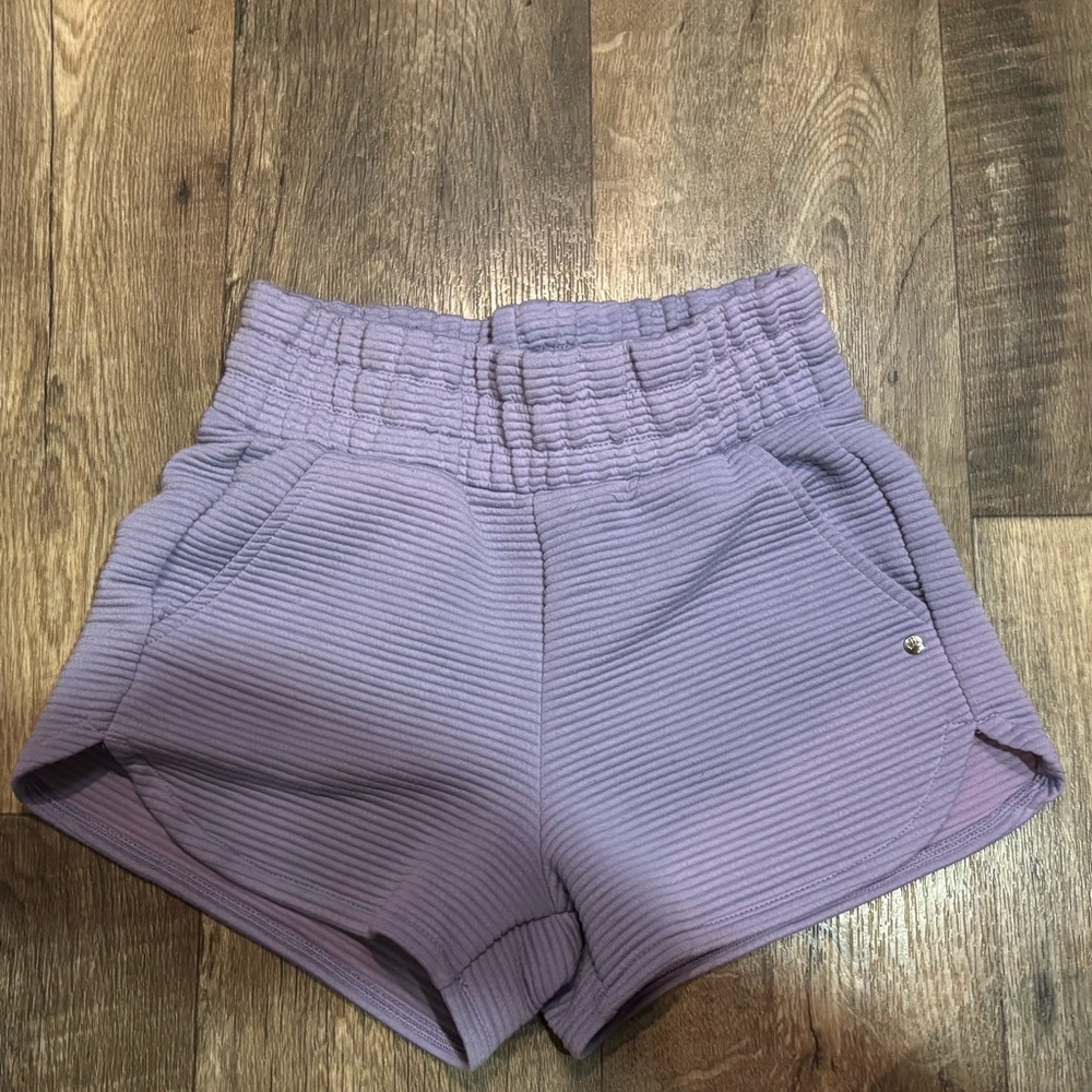 BearPaw Women's Lavender Ribbed High Waist Shorts size small